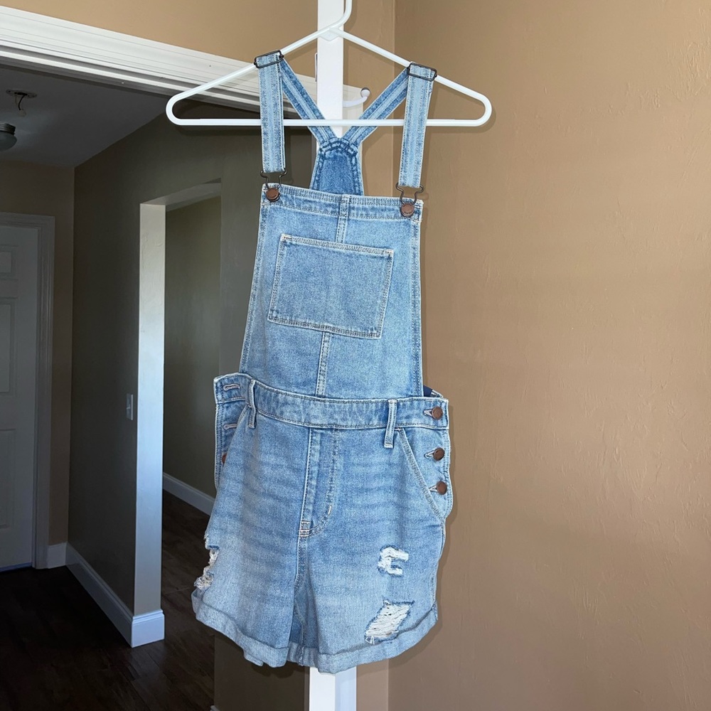 Hollister high rise mom short overalls. size small